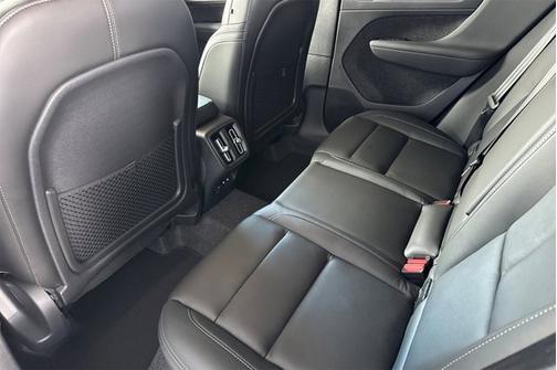 2025 Volvo XC40 Core Bright Theme