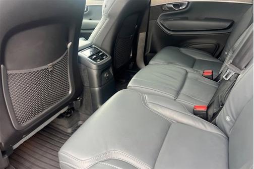 2023 Volvo XC90 Recharge Plug-In Hybrid Ultimate Dark Theme