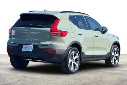 2023 Volvo XC40 Plus Dark Theme