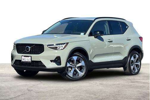 2023 Volvo XC40 Plus Dark Theme