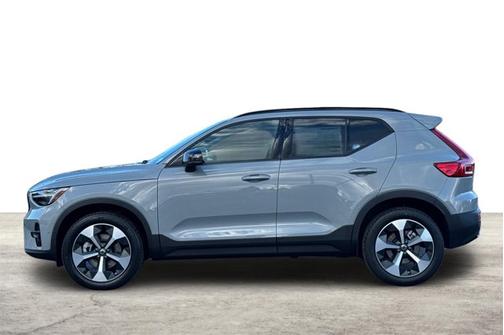 2025 Volvo XC40 Plus Dark Theme