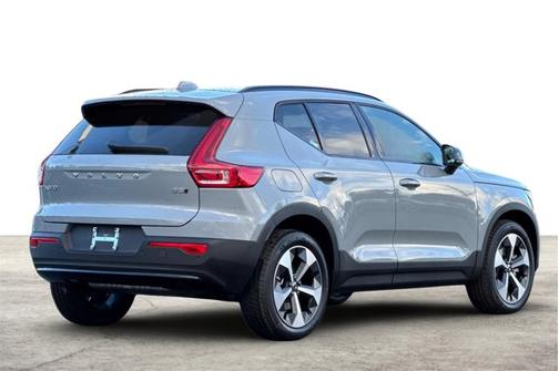 2025 Volvo XC40 Plus Dark Theme
