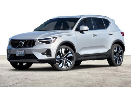 2024 Volvo XC40 Plus Bright Theme