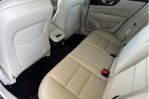 2024 Volvo V60 Cross Country Plus
