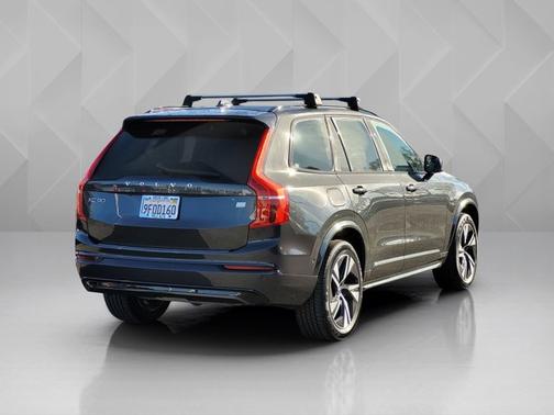 2023 Volvo XC90 Recharge Plug-In Hybrid Plus Dark Theme