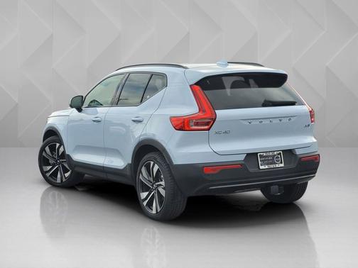 2024 Volvo XC40 Ultimate Dark Theme