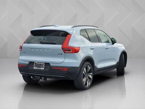 2024 Volvo XC40 Ultimate Dark Theme