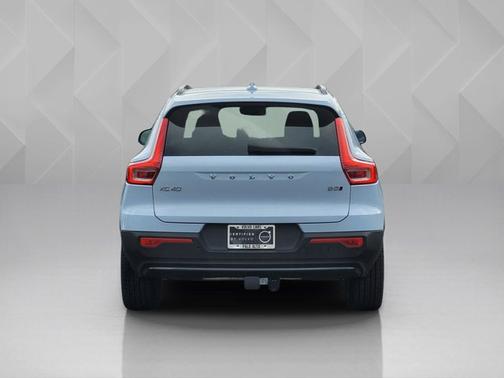 2024 Volvo XC40 Ultimate Dark Theme