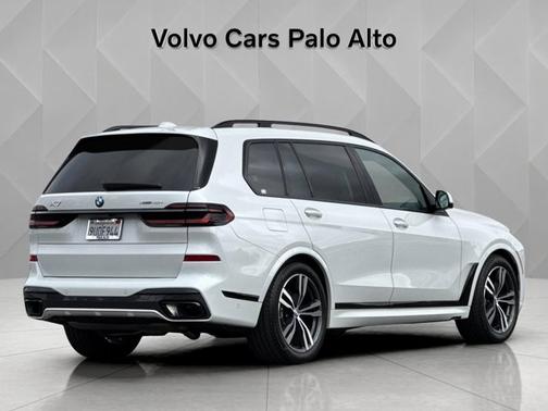 Mineral White Metallic 2026 BMW X7 xDrive40i
