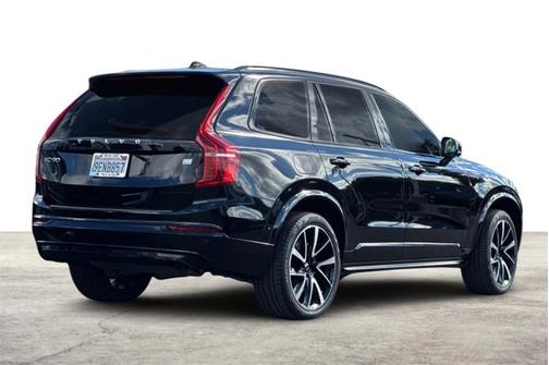 2023 Volvo XC90 Recharge Plug-In Hybrid Plus Dark Theme