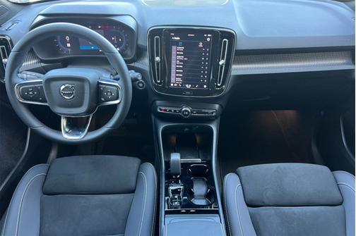 2024 Volvo XC40 Plus Bright Theme