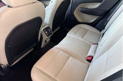 2024 Volvo XC40 Plus Bright Theme