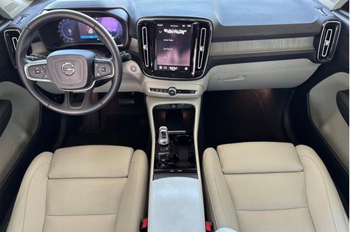 2024 Volvo XC40 Plus Bright Theme