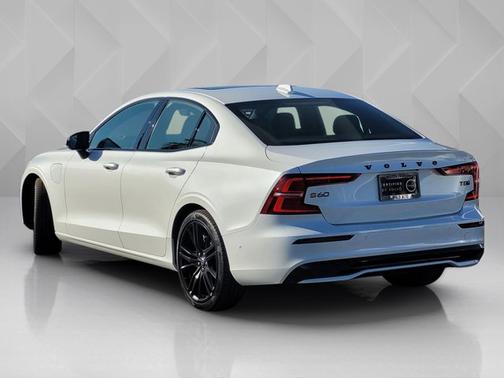 2025 Volvo S60 Plug-In Hybrid Ultra Black Edition