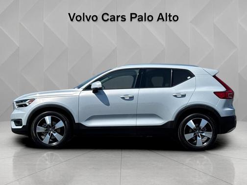 Glacier Silver Metallic 2021 Volvo XC40 Momentum