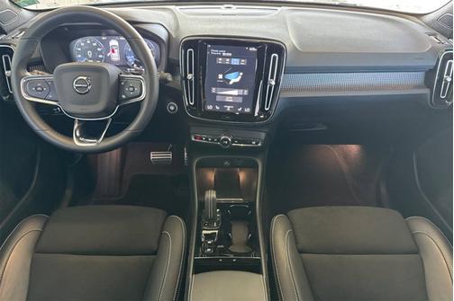 2022 Volvo XC40 R-Design