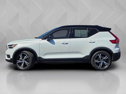 Crystal White Metallic 2020 Volvo XC40 T5 R-Design