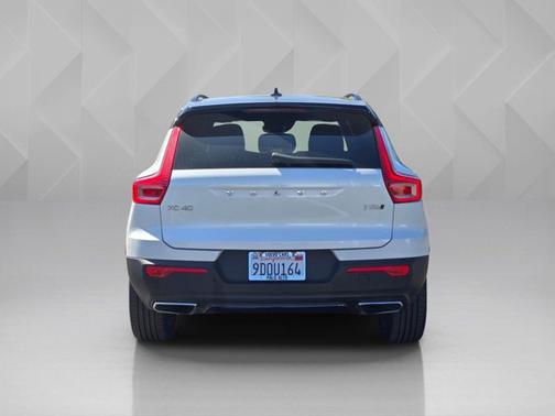 Crystal White Metallic 2020 Volvo XC40 T5 R-Design