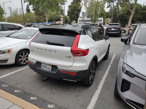 Crystal White Metallic 2020 Volvo XC40 T5 R-Design