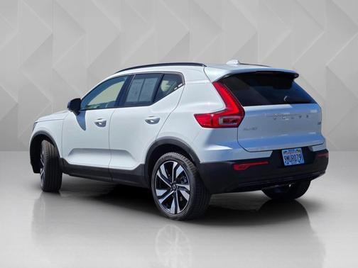 Crystal White 2024 Volvo XC40 Plus Dark Theme