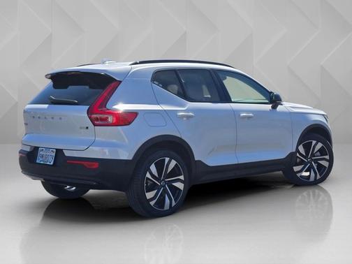 Crystal White 2024 Volvo XC40 Plus Dark Theme