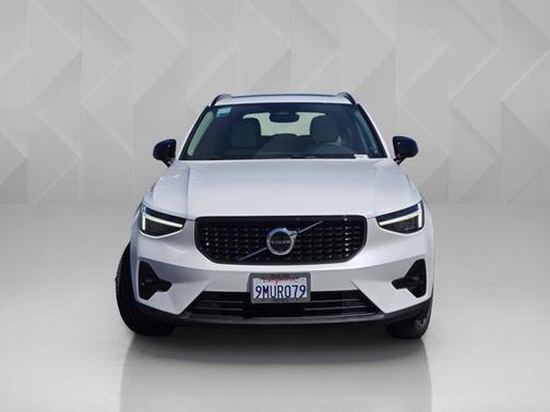 Crystal White 2024 Volvo XC40 Plus Dark Theme