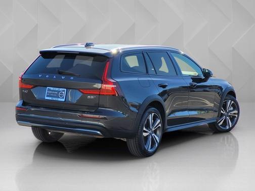 2025 Volvo V60 Cross Country Plus