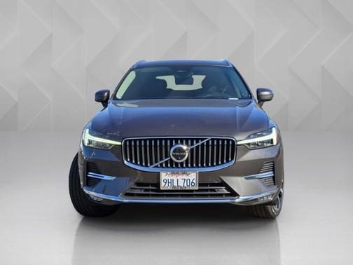 Platinum Gray Metallic 2023 Volvo XC60 Ultimate Bright Theme