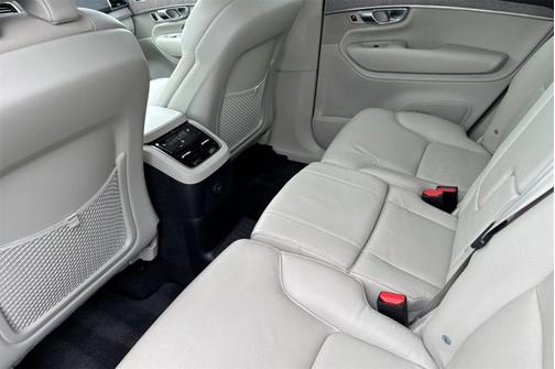 2023 Volvo XC90 Recharge Plug-In Hybrid Plus Bright Theme