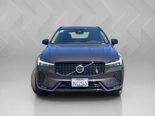 Platinum Gray Metallic 2023 Volvo XC60 Ultimate Dark Theme