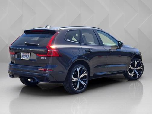 Platinum Gray Metallic 2023 Volvo XC60 Ultimate Dark Theme