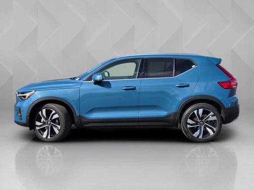 Blue Metallic 2023 Volvo XC40 Ultimate Bright Theme