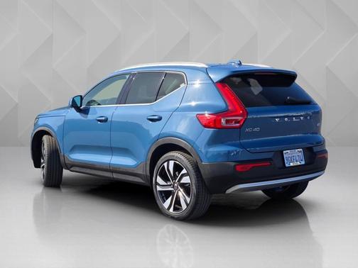 Blue Metallic 2023 Volvo XC40 Ultimate Bright Theme