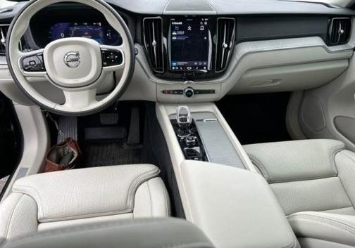 2024 Volvo XC60 Recharge Plug-In Hybrid Ultimate Dark Theme