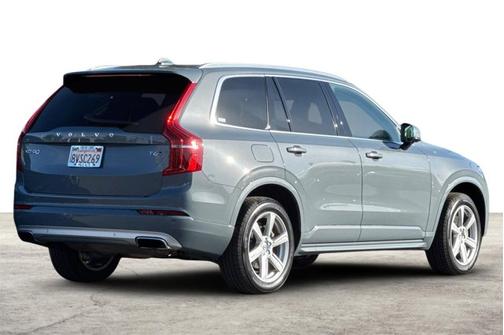 2020 Volvo XC90 T6 Momentum