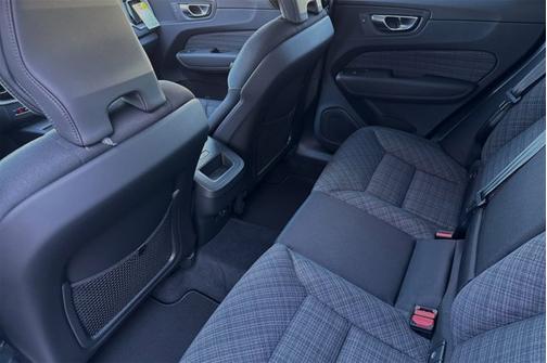 2025 Volvo XC60 Core