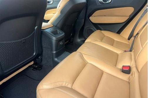 2024 Volvo XC60 Recharge Plug-In Hybrid Ultimate Dark Theme