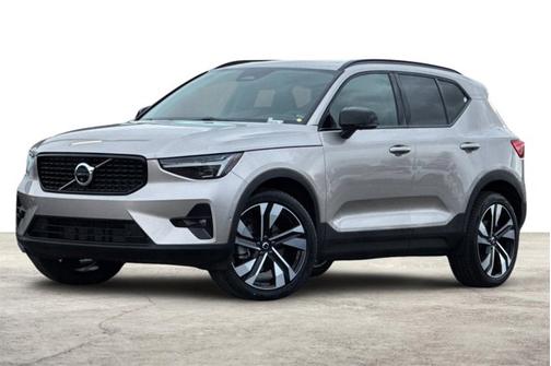 2024 Volvo XC40 Plus Dark Theme