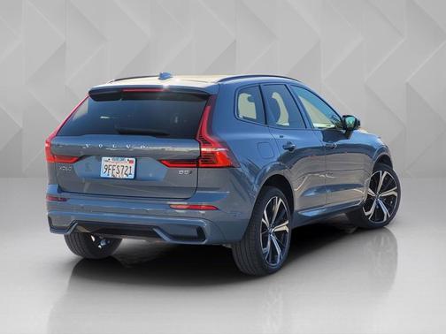 2023 Volvo XC60 Ultimate Dark Theme