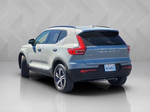 2024 Volvo XC40 Core Dark Theme