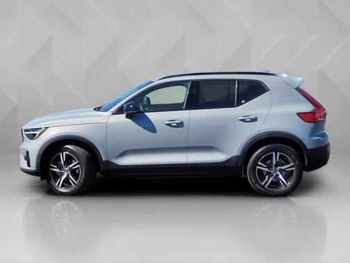 2024 Volvo XC40 Core Dark Theme