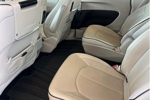 2017 Chrysler Pacifica Hybrid Platinum