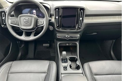 2025 Volvo XC40 Core Bright Theme
