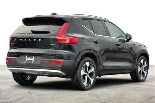 Onyx Black Metallic 2025 Volvo XC40 Core Bright Theme