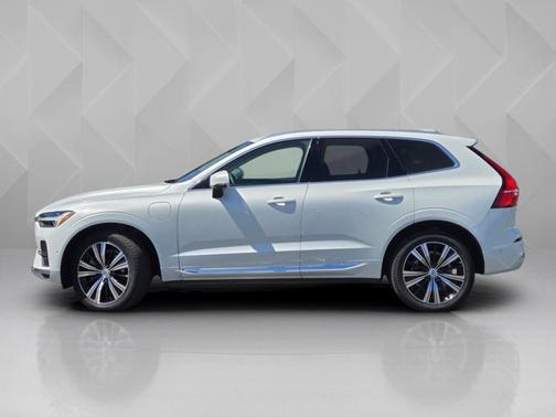 Crystal White Metallic 2023 Volvo XC60 Recharge Plug-In Hybrid Plus Bright Theme