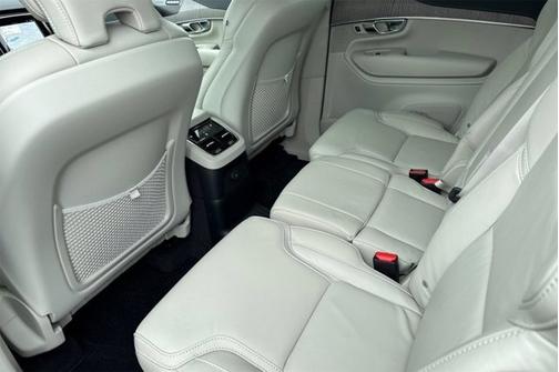 2023 Volvo XC90 Recharge Plug-In Hybrid Ultimate Bright Theme