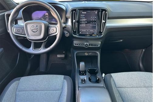 2025 Volvo XC40 Core Bright Theme
