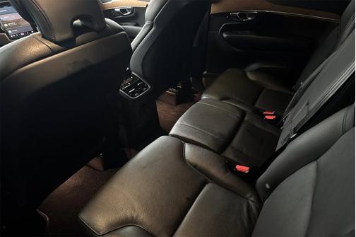 2023 Volvo XC90 Recharge Plug-In Hybrid Plus Dark Theme