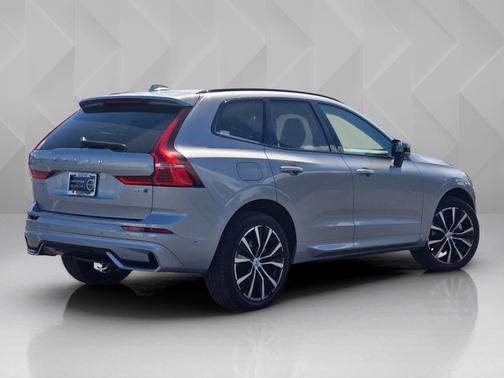 Silver Dawn Metallic 2025 Volvo XC60 Plus