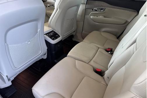 2023 Volvo XC90 Recharge Plug-In Hybrid Plus Dark Theme